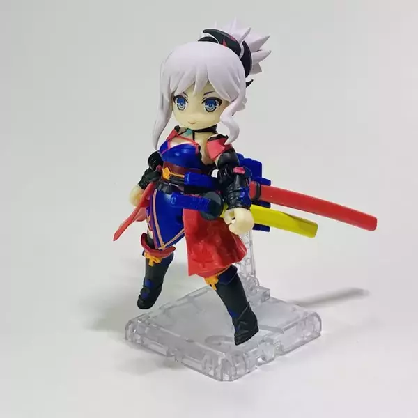 「デスクトップアーミー『FGO』シリーズ第3弾！沖田や武蔵などの和サーヴァントがD-phoneになって登場」の画像