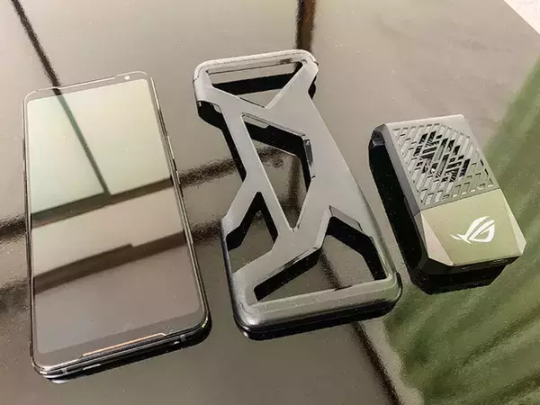 「世界最高峰のゲーミングフォン「ROG Phone II」日本発売決定！“変態過ぎる”高性能ぶりに酔いしれよう」の画像