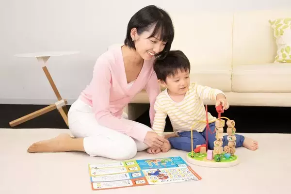 「「スーパーマリオ」の世界が手触り柔らかな木製知育玩具に！成長に合わせて何度でも遊べる仕掛けが満載」の画像