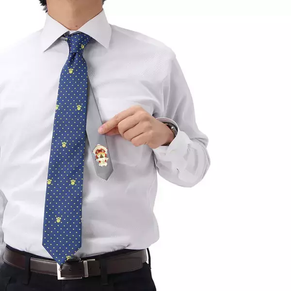 「ビジネスシーンでも一狩りいこうぜ！『モンハン』とコラボしたネクタイ&ワイシャツが登場─さりげないデザインが魅力」の画像