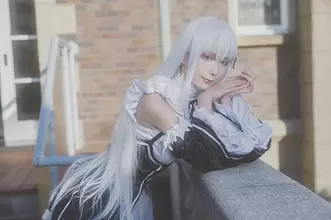 『リゼロス』への”メードナ”実装を祈って、人気中国レイヤーでコスプレ撮り下ろし！クールな目線がたまらない【写真14枚】