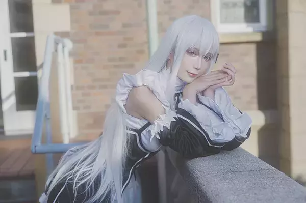 『リゼロス』への”メードナ”実装を祈って、人気中国レイヤーでコスプレ撮り下ろし！クールな目線がたまらない【写真14枚】