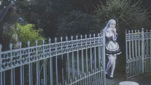 「『リゼロス』への”メードナ”実装を祈って、人気中国レイヤーでコスプレ撮り下ろし！クールな目線がたまらない【写真14枚】」の画像