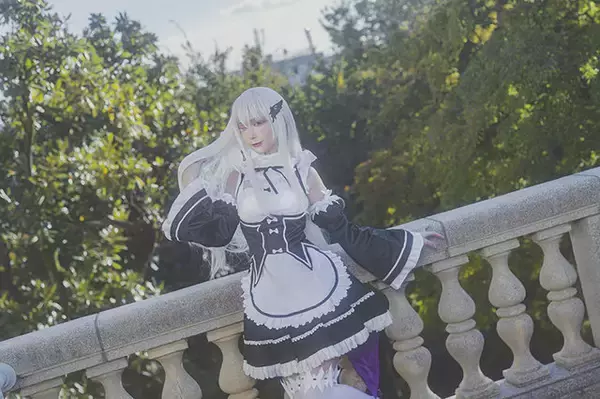 「『リゼロス』への”メードナ”実装を祈って、人気中国レイヤーでコスプレ撮り下ろし！クールな目線がたまらない【写真14枚】」の画像
