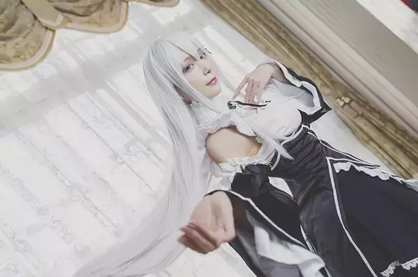 「『リゼロス』への”メードナ”実装を祈って、人気中国レイヤーでコスプレ撮り下ろし！クールな目線がたまらない【写真14枚】」の画像