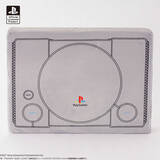 「“初代プレステ”がクッションに！ しまむらオンラインストアにて、お手頃価格で予約開始」の画像1