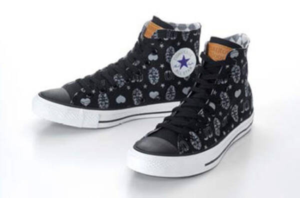 星型のアザ が再現されたジョジョとコンバースのコラボシューズ発売決定 レディースサイズの展開も 13年5月9日 エキサイトニュース