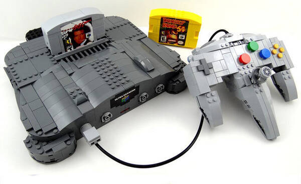 レゴブロックで作られた Nintendo64 本体が完全変形 ロボットにトランスフォーム 13年8月18日 エキサイトニュース