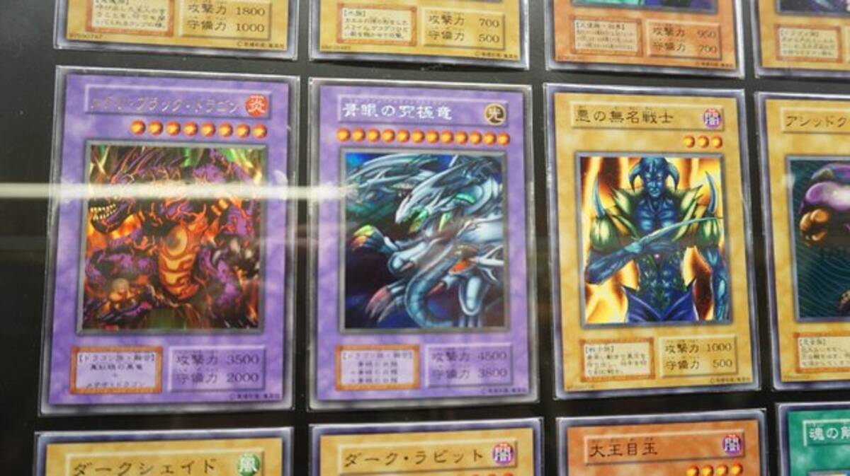 新宿駅の 遊戯王 広告が凄い これまで発行された全7649カードを展示 幻の 青眼の究極竜 も 16年4月18日 エキサイトニュース