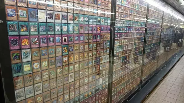 「新宿駅の「遊戯王」広告が凄い！これまで発行された全7649カードを展示、幻の「青眼の究極竜」も」の画像