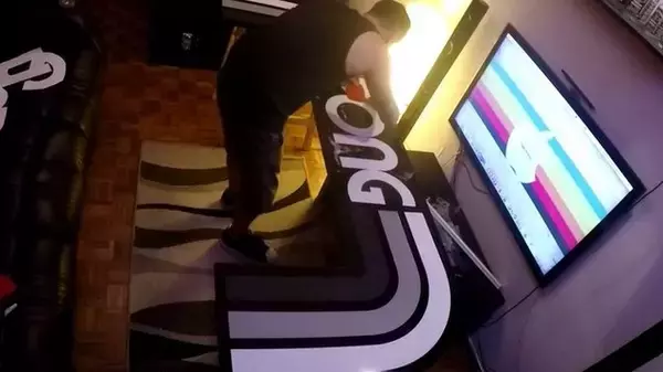 「ATARIの名作『Pong』をアナログで再現！？普通のホッケーゲームのようにも見えるが…」の画像