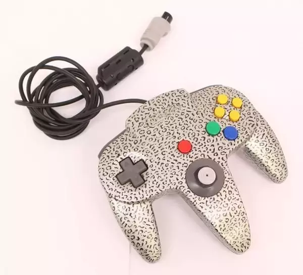 「激レア「NINTENDO64」コントローラーが屋根裏から発見される―25年前の友人が気づいて発覚」の画像