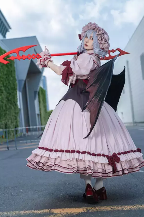 「【コスプレ】蝙蝠の羽を大胆にあしらったデザインが秀逸！抜群のポージングで魅せるレミリアの妖美な雰囲気がお見事【写真8枚】」の画像