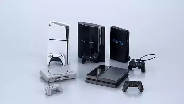 歴代「プレステ」が精巧なミニチュアに！同スケールのコントローラーやゲームディスクも付属、“思い出”が掌に蘇る