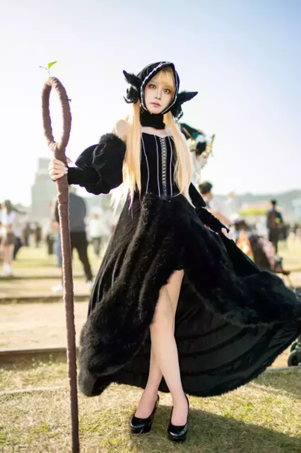 「【コスプレ】漆黒のローブから覗けるスラリと伸びた美脚に釘付け！台湾美女の「ダンジョン飯」マルシルはオーラが凄かった【写真8枚】」の画像