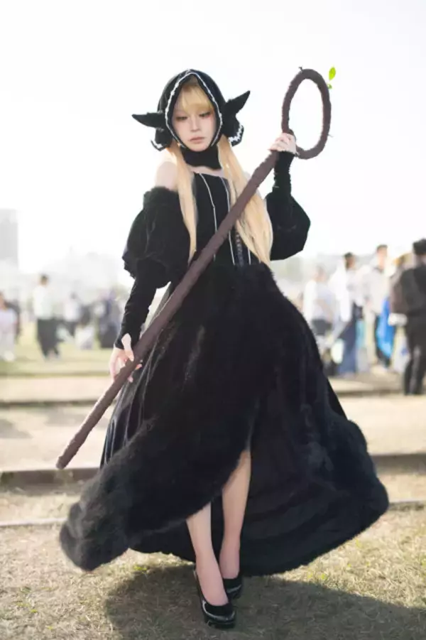 「【コスプレ】漆黒のローブから覗けるスラリと伸びた美脚に釘付け！台湾美女の「ダンジョン飯」マルシルはオーラが凄かった【写真8枚】」の画像