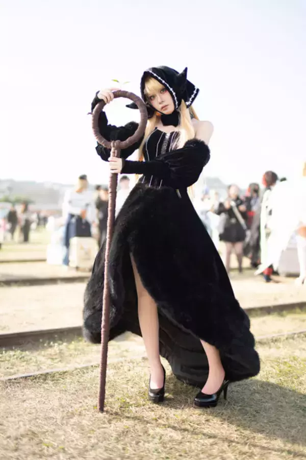 「【コスプレ】漆黒のローブから覗けるスラリと伸びた美脚に釘付け！台湾美女の「ダンジョン飯」マルシルはオーラが凄かった【写真8枚】」の画像
