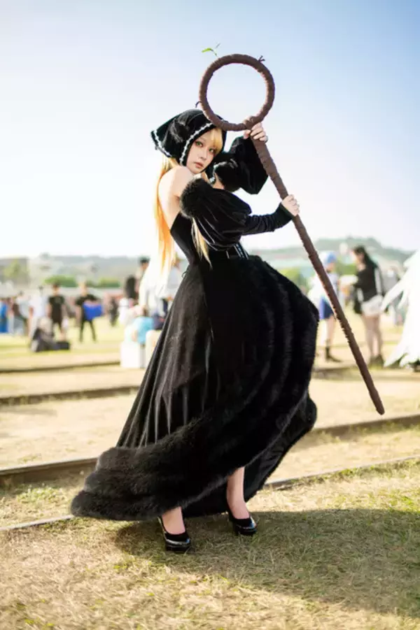 「【コスプレ】漆黒のローブから覗けるスラリと伸びた美脚に釘付け！台湾美女の「ダンジョン飯」マルシルはオーラが凄かった【写真8枚】」の画像