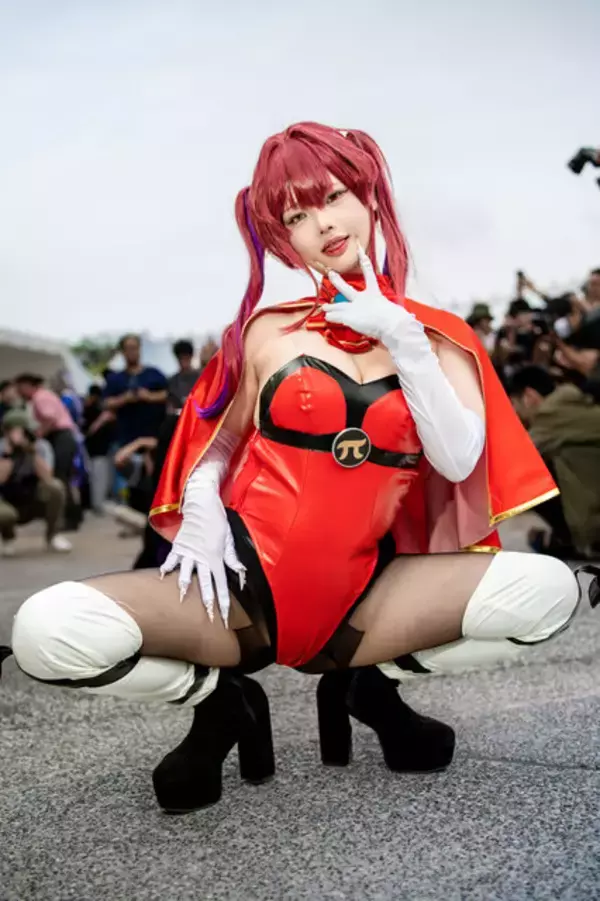 「【コスプレ】宝鐘マリン船長が台湾に到着！ストッキングがセクシーな大胆ポージングで魅了してしまう【写真8枚】」の画像