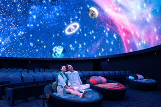 『FGO』×プラネタリウム「英霊と巡る星々の物語」上映決定！星座と縁深いサーヴァントが登場、描き下ろしイラストも美しい