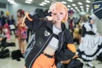 【コスプレ】お腹見せ×ショーパンのアクティブコーデで元気百倍！にじさんじ「本間ひまわり」の笑顔は“花丸”可愛さだった【写真8枚】