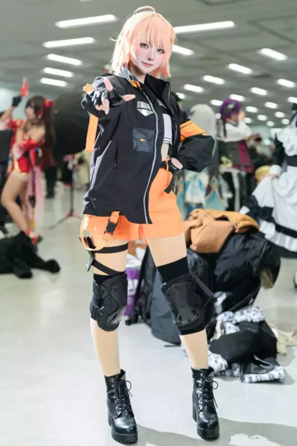 「【コスプレ】お腹見せ×ショーパンのアクティブコーデで元気百倍！にじさんじ「本間ひまわり」の笑顔は“花丸”可愛さだった【写真8枚】」の画像