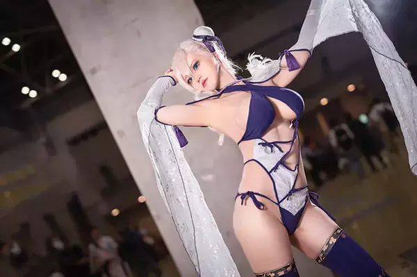 「【コスプレ】「コミケ100」『FGO』宮本武蔵がスタイリッシュな水着姿を披露！人気レイヤー・ましょこ」の画像