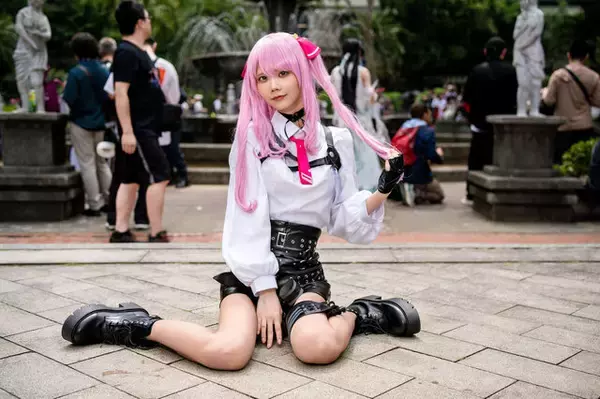 「【コスプレ】『NIKKE』ユニのスラッとした美脚に目が釘付け！ピンクのツインテールも似合う美女レイヤー【写真10枚】」の画像