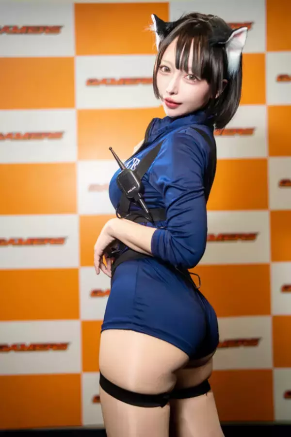 「【コスプレ】異次元ボディのミニ丈ポリスに確保されたい！むちむち太ももが魅力的すぎる美女レイヤーに注目【写真9枚】」の画像
