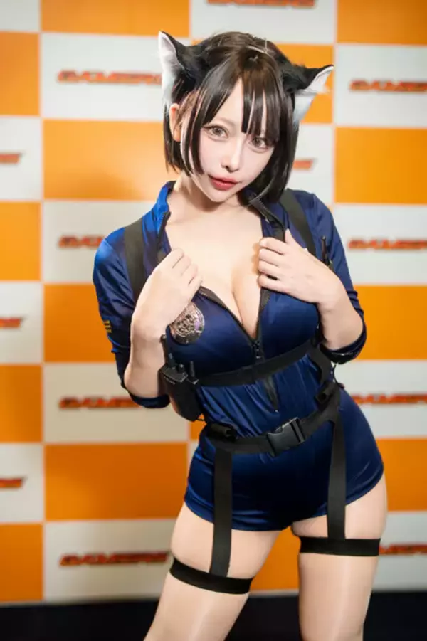 「【コスプレ】異次元ボディのミニ丈ポリスに確保されたい！むちむち太ももが魅力的すぎる美女レイヤーに注目【写真9枚】」の画像