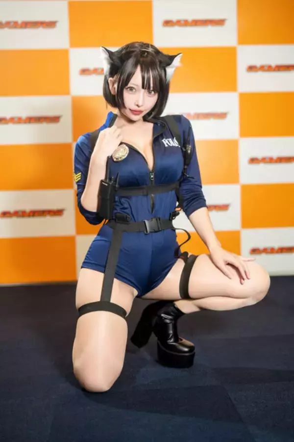 「【コスプレ】異次元ボディのミニ丈ポリスに確保されたい！むちむち太ももが魅力的すぎる美女レイヤーに注目【写真9枚】」の画像