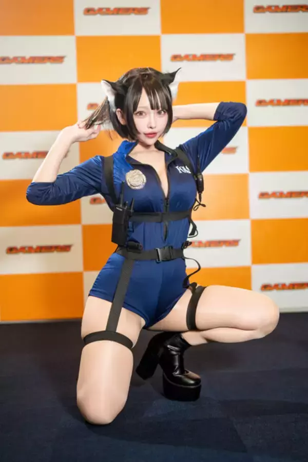 「【コスプレ】異次元ボディのミニ丈ポリスに確保されたい！むちむち太ももが魅力的すぎる美女レイヤーに注目【写真9枚】」の画像