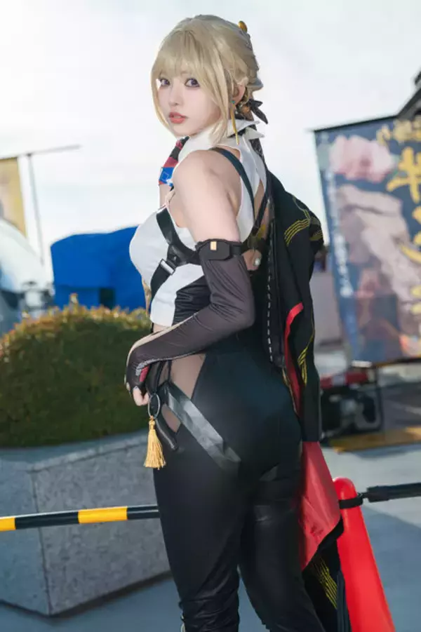 「【コスプレ】ダンスで鍛えた細いウエスト×ヒップラインの曲線美にうっとり！『ゼンゼロ』イヴリンの美女レイヤーが素敵すぎた【写真9枚】」の画像