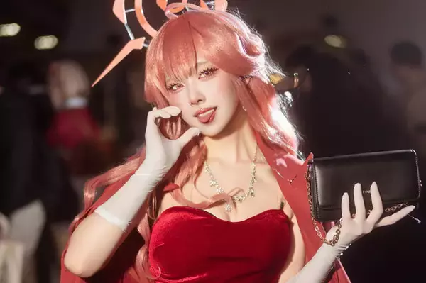 【コスプレ】真紅のドレスのスリットから覗く美脚に釘付け！香港美女が魅せる『ブルアカ』アルが小悪魔で可愛すぎた【写真7枚】