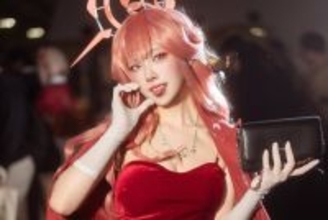 【コスプレ】真紅のドレスのスリットから覗く美脚に釘付け！香港美女が魅せる『ブルアカ』アルが小悪魔で可愛すぎた【写真7枚】