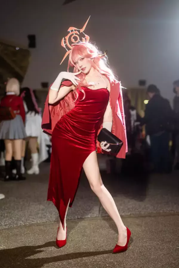 「【コスプレ】真紅のドレスのスリットから覗く美脚に釘付け！香港美女が魅せる『ブルアカ』アルが小悪魔で可愛すぎた【写真7枚】」の画像