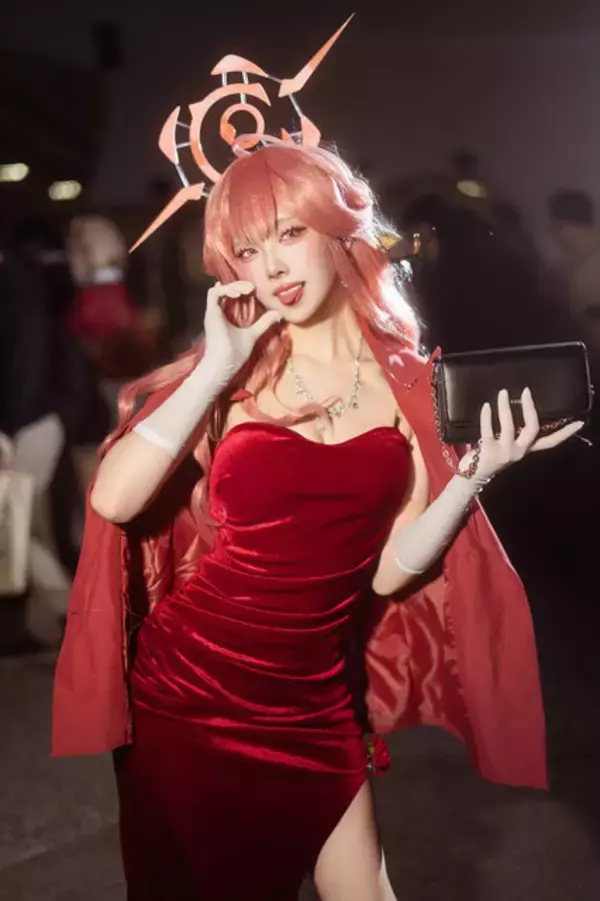 「【コスプレ】真紅のドレスのスリットから覗く美脚に釘付け！香港美女が魅せる『ブルアカ』アルが小悪魔で可愛すぎた【写真7枚】」の画像