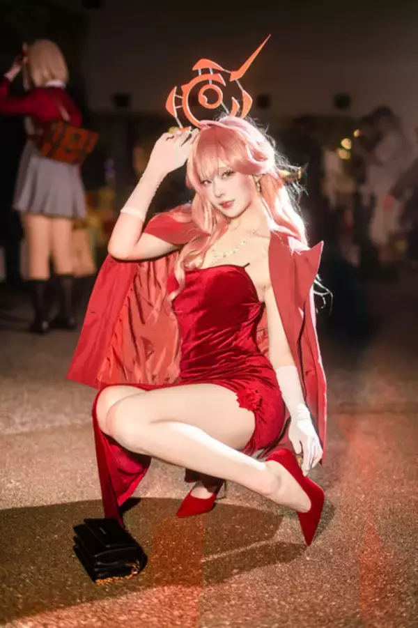 「【コスプレ】真紅のドレスのスリットから覗く美脚に釘付け！香港美女が魅せる『ブルアカ』アルが小悪魔で可愛すぎた【写真7枚】」の画像