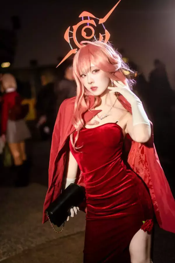 「【コスプレ】真紅のドレスのスリットから覗く美脚に釘付け！香港美女が魅せる『ブルアカ』アルが小悪魔で可愛すぎた【写真7枚】」の画像
