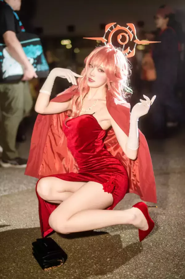 「【コスプレ】真紅のドレスのスリットから覗く美脚に釘付け！香港美女が魅せる『ブルアカ』アルが小悪魔で可愛すぎた【写真7枚】」の画像