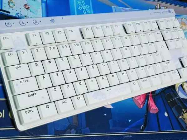 「これは“綾華推し”にとって最高の神器かもしれない―「ロジクールG」×『原神』コラボのキーボード&ヘッドセット“神里綾華特別モデル”を触ってみた！」の画像