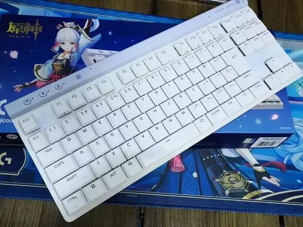 「これは“綾華推し”にとって最高の神器かもしれない―「ロジクールG」×『原神』コラボのキーボード&ヘッドセット“神里綾華特別モデル”を触ってみた！」の画像