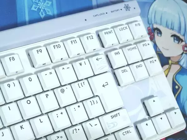 「これは“綾華推し”にとって最高の神器かもしれない―「ロジクールG」×『原神』コラボのキーボード&ヘッドセット“神里綾華特別モデル”を触ってみた！」の画像