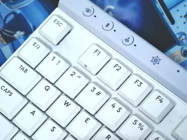 「これは“綾華推し”にとって最高の神器かもしれない―「ロジクールG」×『原神』コラボのキーボード&ヘッドセット“神里綾華特別モデル”を触ってみた！」の画像