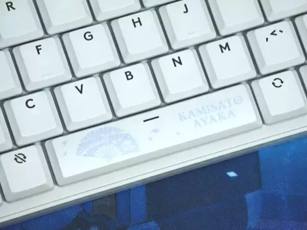 「これは“綾華推し”にとって最高の神器かもしれない―「ロジクールG」×『原神』コラボのキーボード&ヘッドセット“神里綾華特別モデル”を触ってみた！」の画像