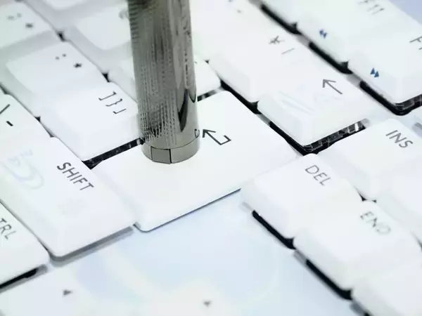 「これは“綾華推し”にとって最高の神器かもしれない―「ロジクールG」×『原神』コラボのキーボード&ヘッドセット“神里綾華特別モデル”を触ってみた！」の画像