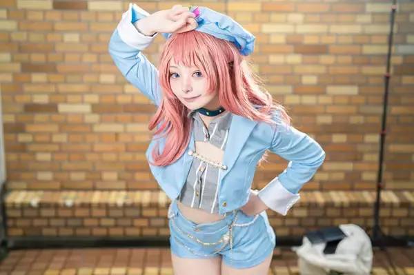 【コスプレ】へそ出し×ショーパンの衣装が似合う王道アイドル！『学マス』花海咲季が可愛さの詰まったポージングで輝く【写真9枚】