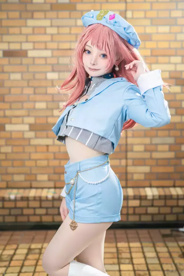 「【コスプレ】へそ出し×ショーパンの衣装が似合う王道アイドル！『学マス』花海咲季が可愛さの詰まったポージングで輝く【写真9枚】」の画像