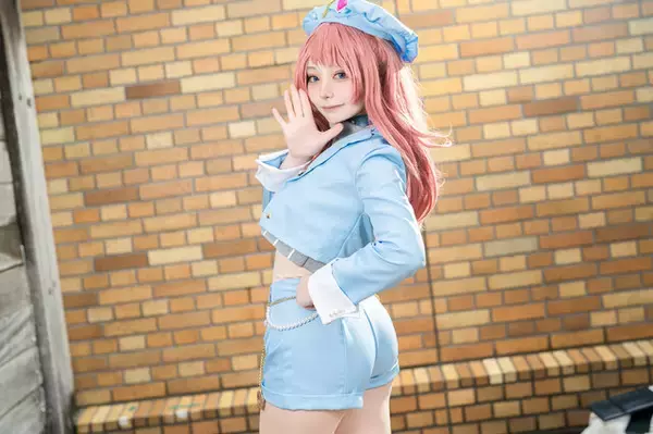 「【コスプレ】へそ出し×ショーパンの衣装が似合う王道アイドル！『学マス』花海咲季が可愛さの詰まったポージングで輝く【写真9枚】」の画像