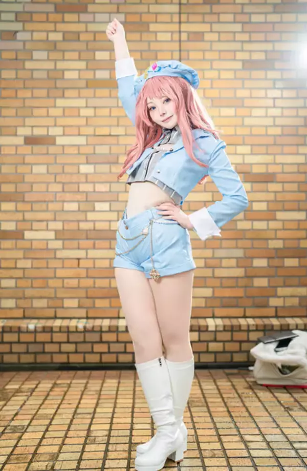 「【コスプレ】へそ出し×ショーパンの衣装が似合う王道アイドル！『学マス』花海咲季が可愛さの詰まったポージングで輝く【写真9枚】」の画像
